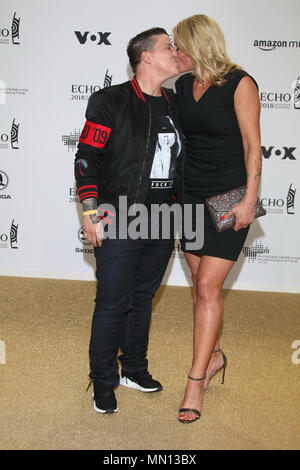 ECHO Music Awards 2018 bei der Messe (Messe) - Ankunft mit: KErstin Ott mit Ehefrau Karolina Wo: Berlin, Deutschland Wann: 13 Apr 2018 Credit: Becher/WENN.com Stockfoto