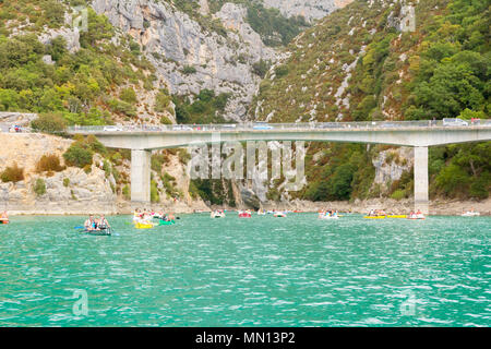 Schlucht von Verdon, Frankreich - August 11,2016: Menschen Tret in die berühmten Schluchten des Verdon an einem sonnigen Tag zu gehen. Stockfoto