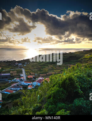 Luftaufnahme von Vila Corvo bei Sonnenuntergang in Corvo Island, Azoren, Portugal Stockfoto