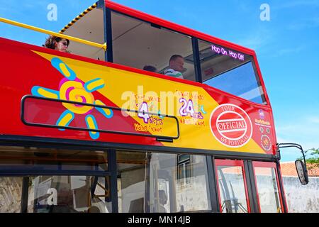 Touristen an Bord eines roten und gelben Open Tour Bus getoppt, Albufeira, Portugal, Europa. Stockfoto