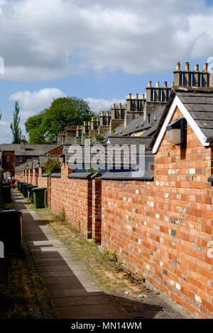 Um Swindon eine große Stadt in Wiltshire mit historischen links der Bahnindustrie, Eisenbahner Cottages aus Faringdon Rd. Stockfoto