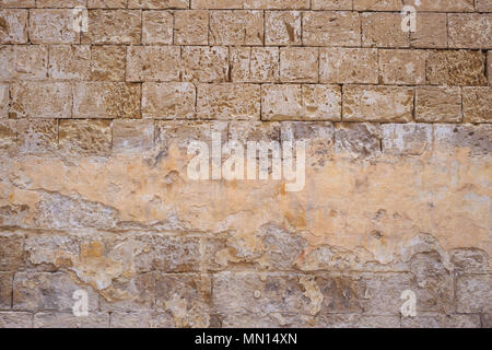 Kalkstein, sandstein braun, grauen Hintergrund. Verwittert, geschält, Vintage, leere Wand für Kulisse. Nahaufnahme mit Details. Stockfoto