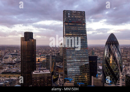 London Skyline der Stadt. Ein Londoner Stadtbild in der Dämmerung mit einem prominenten Skyline mit The Gherkin, Cheesegrater und Tower 42 Wolkenkratzer Stockfoto