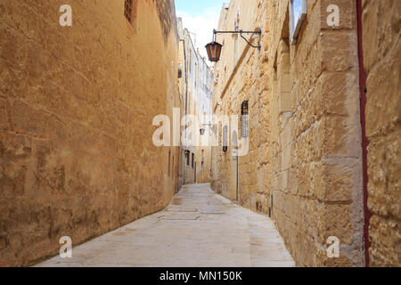 Mdina die Altstadt mit gepflasterten engen Gassen, Laternen, geschält, in Malta. Perfekt für Urlaub und Tourismus. Stockfoto