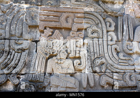 Basrelief Schnitzen mit einem indianischen Häuptling, präkolumbische Maya-Zivilisation, Tempel der gefiederten Schlange in Xochicalco, Mexico. UNESCO Stockfoto