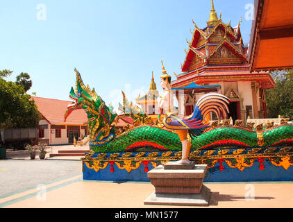 Statuen von kinnaris und Schlangen - nagas Pavillon in Pulau Tikus, thai-buddhistische Tempel (Wat Chayamangkalaram), berühmte Touristenattraktion in Georgetown, Pe Stockfoto