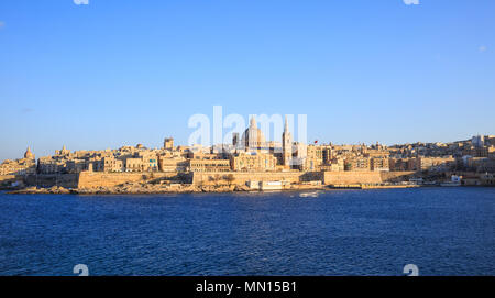 Valletta, Malta. Panoramablick auf die historische Insel unter einem klaren blauen Himmel, die Kuppel der Karmeliterkirche und St Paul's Tower. Stockfoto