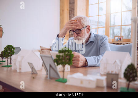 Professionelle smart Techniker denken Stockfoto