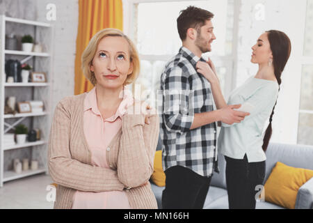 Unglücklich gealterte Frau im Wohnzimmer Stockfoto