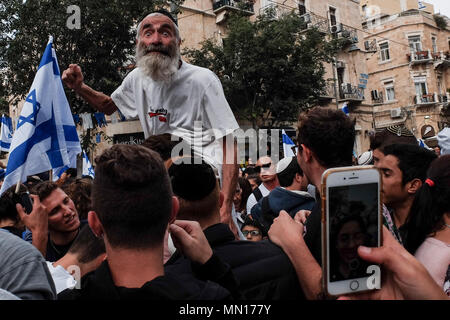 Jerusalem, Israel. 13. Mai, 2018. Tanz der Flaggen Teilnehmer feiern Jerusalem Tag ihren Weg von der Innenstadt von Jerusalem durch das Damaskus Tor und das Muslimische Viertel an der westlichen Mauer. Tausende von Jugendlichen die Identifikation mit der religiösen zionistischen Streams feierte in der jährlichen Tanz der Fahnen, Freude am Jahrestag der Wiedervereinigung Jerusalems im Jahre 1967 Sechs Tage Krieg in einer Demonstration der Jüdischen stolz. Credit: Nir Alon/Alamy leben Nachrichten Stockfoto