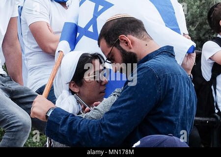 Jerusalem, Israel. 13. Mai, 2018. Tanz der Flaggen Teilnehmer feiern Jerusalem Tag ihren Weg von der Innenstadt von Jerusalem durch das Damaskus Tor und das Muslimische Viertel an der westlichen Mauer. Tausende von Jugendlichen die Identifikation mit der religiösen zionistischen Streams feierte in der jährlichen Tanz der Fahnen, Freude am Jahrestag der Wiedervereinigung Jerusalems im Jahre 1967 Sechs Tage Krieg in einer Demonstration der Jüdischen stolz. Credit: Nir Alon/Alamy leben Nachrichten Stockfoto