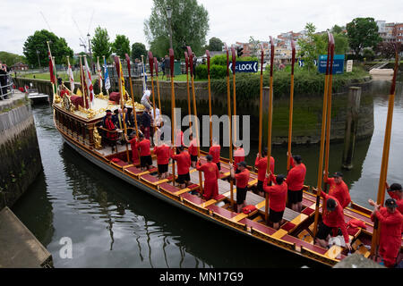 London, Großbritannien. 13. Mai 2018. die Themse Waterman accopmany der Giannella, transportiert eine Stele zwischen den Hampton Court Palace und Tower von London zeremoniellen jedes Jahr Credit: Lisa Edie/Alamy leben Nachrichten Stockfoto