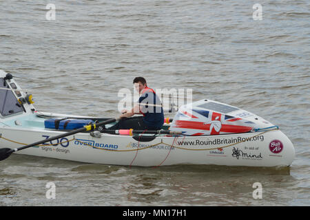 London, UK, 13. Mai 2018 Andy Hodgson in seinem Boot auf der Themse in London am Anfang seiner Solo versuchen, die Britischen Inseln zu umgehen, indem man Power allein in einem Rannoch R 15 Off-Shore Boot namens Geist Ahabs -. Credit: Christy/Alamy Leben Nachrichten. Stockfoto