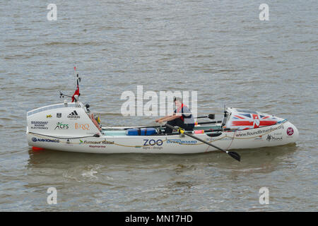 London, UK, 13. Mai 2018 Andy Hodgson in seinem Boot auf der Themse in London am Anfang seiner Solo versuchen, die Britischen Inseln zu umgehen, indem man Power allein in einem Rannoch R 15 Off-Shore Boot namens Geist Ahabs -. Credit: Christy/Alamy Leben Nachrichten. Stockfoto