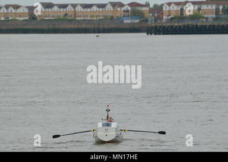 London, UK, 13. Mai 2018 Andy Hodgson in seinem Boot auf der Themse in London am Anfang seiner Solo versuchen, die Britischen Inseln zu umgehen, indem man Power allein in einem Rannoch R 15 Off-Shore Boot namens Geist Ahabs -. Credit: Christy/Alamy Leben Nachrichten. Stockfoto