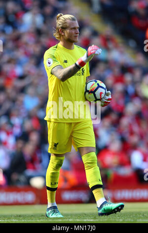 Liverpool, Großbritannien. 13. Mai, 2018. Liverpool Torwart Loris Karius an schaut. Premier League match, Liverpool v Brighton & Hove Albion bei Anfield Stadion in Liverpool am Sonntag, den 13. Mai 2018. Dieses Bild dürfen nur für redaktionelle Zwecke verwendet werden. Nur die redaktionelle Nutzung, eine Lizenz für die gewerbliche Nutzung erforderlich. Keine Verwendung in Wetten, Spiele oder einer einzelnen Verein/Liga/player Publikationen. pic von Chris Stading/Andrew Orchard sport Fotografie/Alamy Live news Credit: Andrew Orchard sport Fotografie/Alamy leben Nachrichten Stockfoto