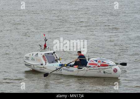 London, UK, 13. Mai 2018 Andy Hodgson in seinem Boot auf der Themse in London am Anfang seiner Solo versuchen, die Britischen Inseln zu umgehen, indem man Power allein in einem Rannoch R 15 Off-Shore Boot namens Geist Ahabs -. Credit: Christy/Alamy Leben Nachrichten. Stockfoto