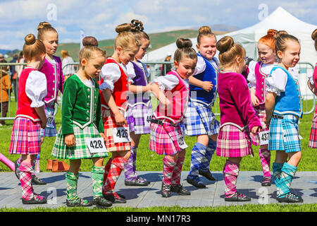 Gourock, Großbritannien. 13. Mai 2018. Gourock beginnt die 'Games' Jahreszeit mit Hunderten von pipers, 'heavies' und Tänzer aus dem ganzen Land, alle konkurrierenden in traditionellen schottischen Highland Games, die Pipe Bands, individuelle Rohrleitungen, Country Dancing für alle Altersgruppen und alle traditionellen heavyweight Wettbewerbe wie Werfen der Caber gehören, wirft den Hammer und Anheben der Keppoch Stein. Tausende von Zuschauern an einem schönen sonnigen Mai Sonntag drehte sich auf alle Konkurrenten zu erfreuen. Credit: Findlay/Alamy leben Nachrichten Stockfoto