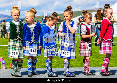 Gourock, Großbritannien. 13. Mai 2018. Gourock beginnt die 'Games' Jahreszeit mit Hunderten von pipers, 'heavies' und Tänzer aus dem ganzen Land, alle konkurrierenden in traditionellen schottischen Highland Games, die Pipe Bands, individuelle Rohrleitungen, Country Dancing für alle Altersgruppen und alle traditionellen heavyweight Wettbewerbe wie Werfen der Caber gehören, wirft den Hammer und Anheben der Keppoch Stein. Tausende von Zuschauern an einem schönen sonnigen Mai Sonntag drehte sich auf alle Konkurrenten zu erfreuen. Credit: Findlay/Alamy leben Nachrichten Stockfoto