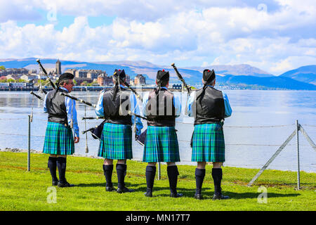 Gourock, Großbritannien. 13. Mai 2018. Gourock beginnt die 'Games' Jahreszeit mit Hunderten von pipers, 'heavies' und Tänzer aus dem ganzen Land, alle konkurrierenden in traditionellen schottischen Highland Games, die Pipe Bands, individuelle Rohrleitungen, Country Dancing für alle Altersgruppen und alle traditionellen heavyweight Wettbewerbe wie Werfen der Caber gehören, wirft den Hammer und Anheben der Keppoch Stein. Tausende von Zuschauern an einem schönen sonnigen Mai Sonntag drehte sich auf alle Konkurrenten zu erfreuen. Credit: Findlay/Alamy leben Nachrichten Stockfoto