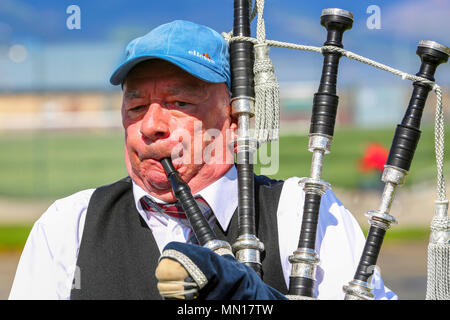 Gourock, Großbritannien. 13. Mai 2018. Gourock beginnt die 'Games' Jahreszeit mit Hunderten von pipers, 'heavies' und Tänzer aus dem ganzen Land, alle konkurrierenden in traditionellen schottischen Highland Games, die Pipe Bands, individuelle Rohrleitungen, Country Dancing für alle Altersgruppen und alle traditionellen heavyweight Wettbewerbe wie Werfen der Caber gehören, wirft den Hammer und Anheben der Keppoch Stein. Tausende von Zuschauern an einem schönen sonnigen Mai Sonntag drehte sich auf alle Konkurrenten zu erfreuen. Credit: Findlay/Alamy leben Nachrichten Stockfoto