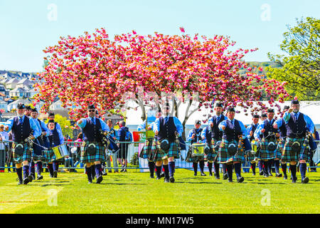 Gourock, Großbritannien. 13. Mai 2018. Gourock beginnt die 'Games' Jahreszeit mit Hunderten von pipers, 'heavies' und Tänzer aus dem ganzen Land, alle konkurrierenden in traditionellen schottischen Highland Games, die Pipe Bands, individuelle Rohrleitungen, Country Dancing für alle Altersgruppen und alle traditionellen heavyweight Wettbewerbe wie Werfen der Caber gehören, wirft den Hammer und Anheben der Keppoch Stein. Tausende von Zuschauern an einem schönen sonnigen Mai Sonntag drehte sich auf alle Konkurrenten zu erfreuen. Credit: Findlay/Alamy leben Nachrichten Stockfoto