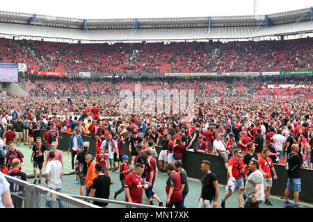 Nürnberg, Deutschland. 13. Mai, 2018. Fans, Fußball Fans beider Mannschaften Sturm den Innenraum des Stadions, Menschenmassen, Fußball 2. Bundesliga/1.FC Nuremberg-Fortuna Düsseldorf 2-3, 34. Spieltag, Spieltag 34, Liga 2, Saison 2017/18 auf 13/05/2018 Max-Morlock-Stadion. | Verwendung der weltweiten Kredit: dpa/Alamy leben Nachrichten Stockfoto