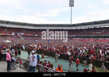 Nürnberg, Deutschland. 13. Mai, 2018. Fans, Fußball Fans beider Mannschaften Sturm den Innenraum des Stadions, Menschenmassen, Fußball 2. Bundesliga/1.FC Nuremberg-Fortuna Düsseldorf 2-3, 34. Spieltag, Spieltag 34, Liga 2, Saison 2017/18 auf 13/05/2018 Max-Morlock-Stadion. | Verwendung der weltweiten Kredit: dpa/Alamy leben Nachrichten Stockfoto