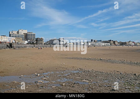 Weston-super-Mare, Großbritannien. 13. Mai, 2018. UK Wetter: trotz strahlendem Sonnenschein, eine kühle Brise bedeutet, dass nur wenige Menschen wagen auf den Strand. Keith Ramsey/Alamy leben Nachrichten Stockfoto