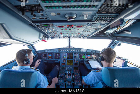 13. Mai 2018, Deutschland, Berlin: Zwei Piloten fliegen ein Airbus A319 der Luftwaffe in Kiew. Bundesminister für Wirtschaft und Energie Altmaier reist nach Kiew (Ukraine) und Moskau (Russland) für Gespräche. Foto: Christophe Kirschtorte/dpa Quelle: dpa Picture alliance/Alamy leben Nachrichten Stockfoto