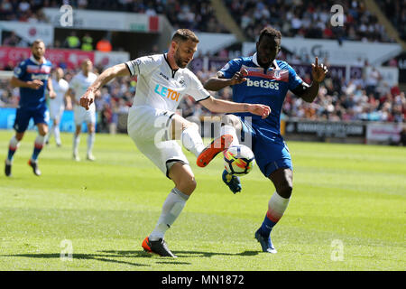 Swansea, Wales, UK. 13. Mai, 2018. Swansea, Großbritannien. 13. Mai, 2018. Angel Rangel von Swansea City © von Stoke City Mame Biram Diouf in Angriff genommen. Premier League match, Swansea City v Stoke City in der Liberty Stadium in Swansea, Südwales am Sonntag, den 13. Mai 2018. Dieses Bild dürfen nur für redaktionelle Zwecke verwendet werden. Nur die redaktionelle Nutzung, eine Lizenz für die gewerbliche Nutzung erforderlich. Keine Verwendung in Wetten, Spiele oder einer einzelnen Verein/Liga/player Publikationen. pic von Andrew Obstgarten/Andrew Orchard sport Fotografie/Alamy Live news Credit: Andrew Orchard sport Fotografie/Alamy leben Nachrichten Stockfoto