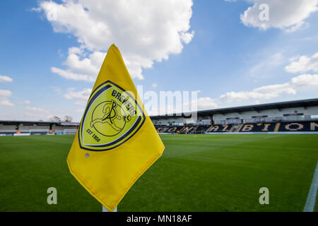 Pirelli Stadium, Burton-upon-Trent, Großbritannien. 13. Mai, 2018. UEFA U17 Europameisterschaft, Viertelfinale, Norwegen U17 s gegen England U17 s; Die Burton Albion Eckfahne mit blauem Himmel Hintergrund Credit: Aktion plus Sport/Alamy leben Nachrichten Stockfoto