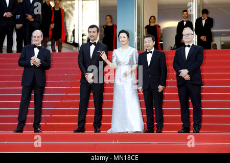 Cannes, Frankreich. 11. Mai, 2018. Pierre Lescure, Ventilator Liao, Tao Zhao, zhangke Jia und Thierry Fremaux an der 'Ash ist reinste Weiß/Jiang Hu er nv' Premiere während der 71St Cannes Film Festival im Palais des Festivals am 11. Mai 2018 in Cannes, Frankreich | Verwendung der weltweiten Kredit: dpa/Alamy leben Nachrichten Stockfoto