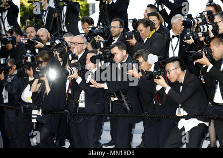 Cannes, Frankreich. 11. Mai, 2018. Fotografen an 'Ash reinsten Weiß/Jiang Hu er nv' ist Premiere während der 71St Cannes Film Festival im Palais des Festivals am 11. Mai 2018 in Cannes, Frankreich | Verwendung der weltweiten Kredit: dpa/Alamy leben Nachrichten Stockfoto