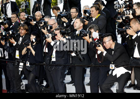 Cannes, Frankreich. 11. Mai, 2018. Fotografen an 'Ash reinsten Weiß/Jiang Hu er nv' ist Premiere während der 71St Cannes Film Festival im Palais des Festivals am 11. Mai 2018 in Cannes, Frankreich | Verwendung der weltweiten Kredit: dpa/Alamy leben Nachrichten Stockfoto