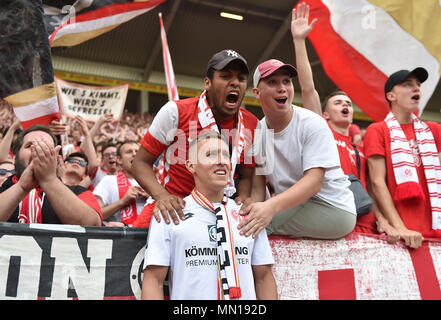 12. Mai 2018, Deutschland, Mainz: Fußball: Bundesliga, FSV Mainz 05 vs Werder Bremen, in der Opel Arena. Mainz ' Spieler Pablo de Blasis aus Argentinien feiert mit den Fans nach dem Ende des Spiels. Foto: Torsten Silz/dpa - WICHTIGER HINWEIS: Aufgrund der Deutschen Fußball Liga (DFL) · s Akkreditierungsregeln, Veröffentlichung und Weiterverbreitung im Internet und in online Medien ist während des Spiels zu 15 Bildern pro Spiel beschränkt Stockfoto