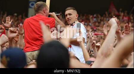 12. Mai 2018, Deutschland, Mainz: Fußball: Bundesliga, FSV Mainz 05 vs Werder Bremen, in der Opel Arena. Mainz ' Spieler Pablo de Blasis aus Argentinien feiert mit den Fans nach dem Ende des Spiels. Foto: Torsten Silz/dpa - WICHTIGER HINWEIS: Aufgrund der Deutschen Fußball Liga (DFL) · s Akkreditierungsregeln, Veröffentlichung und Weiterverbreitung im Internet und in online Medien ist während des Spiels zu 15 Bildern pro Spiel beschränkt Stockfoto