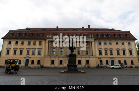 11. Mai 2018, Weimar, Deutschland: Der bronzene Reiterstatue von Großherzog Carl August ist auf dem Platz der Demokratie. Im Hintergrund sehen Sie die Franz Liszt Akademie der Musik. Foto: Monika Skolimowska/dpa-Zentralbild/dpa Stockfoto