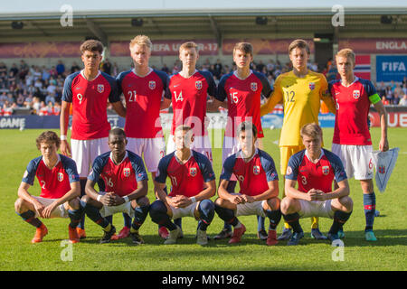 Burton, UK. 13. Mai, 2018. Burton, UK. 13. Mai, 2018. Norwegen Team vor der 2018 UEFA U-17 Meisterschaft Quarter Final Match zwischen England und Norwegen bei Pirelli Stadion am 13. Mai 2018 in Burton upon Trent, England. (Foto von Richard Burley/phcimages.com) Credit: PHC Images/Alamy Live News Credit: PHC Images/Alamy leben Nachrichten Stockfoto