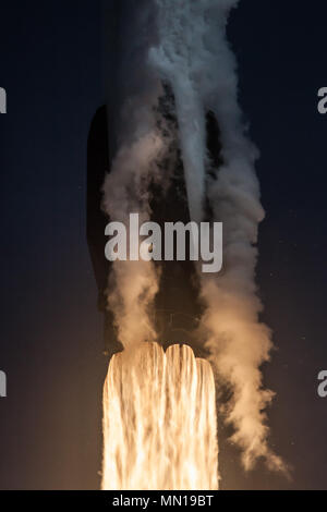 Florida, USA, 11. Mai 2018. Eine SpaceX Falcon 9 Rakete Durchführung der Bangabandhu Sat-1-Mission Knalle weg vom Weltraum aus komplexen 39A am Kennedy Space Center 11. Mai starten, in Cape Canaveral, Florida, 2018. Bangabandhu ist einer geostationären Kommunikationssatelliten und die erste, die von Bangladesch bereitgestellt. Credit: Planetpix/Alamy leben Nachrichten Stockfoto