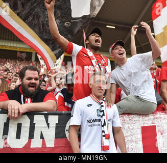 12. Mai 2018, Deutschland, Mainz: Fußball: Bundesliga, FSV Mainz 05 vs Werder Bremen, in der Opel Arena. Mainz ' Spieler Pablo de Blasis aus Argentinien feiert mit den Fans nach dem Ende des Spiels. Foto: Torsten Silz/dpa - WICHTIGER HINWEIS: Aufgrund der Deutschen Fußball Liga (DFL) · s Akkreditierungsregeln, Veröffentlichung und Weiterverbreitung im Internet und in online Medien ist während des Spiels zu 15 Bildern pro Spiel beschränkt Stockfoto