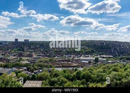 Weiße Wolken über Sheffield, UK an einem sonnigen Tag/Sheffield Skyline/Sheffield, South Yorkshire, UK. Stockfoto