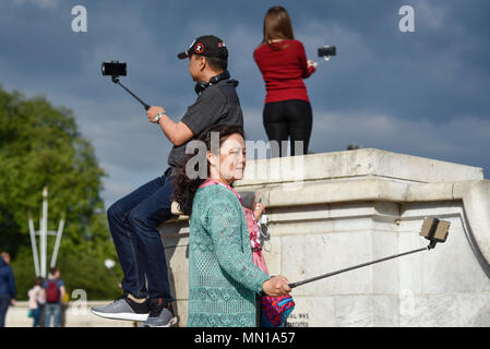 London, Großbritannien. 13. Mai 2018. Touristen nehmen selfies außerhalb der Buckingham Palace vor der königlichen Hochzeit zwischen Prinz Harry und Meghan Markle in Windsor am 19. Mai. Credit: Stephen Chung/Alamy leben Nachrichten Stockfoto