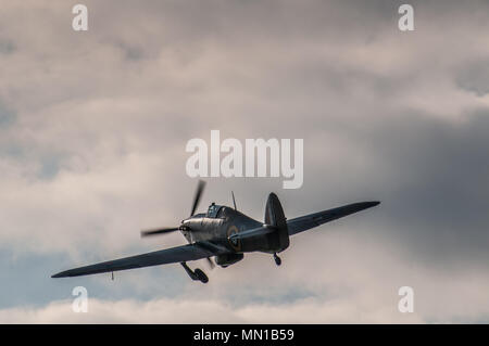 Headcorn, Kent, UK..13. Mai 2018..EIN glorreicher Flugtag auf dem Headcorn Airfield, Lashenden, sah Hawker Hurricane SWP MK1 Serial P3717 auf dem Display. Ein wirklich bemerkenswertes Flugzeug mit der Geschichte des zweiten Weltkriegs, dessen Wiederherstellung auf Flugzustand über 10 Jahre dauerte und erst im März 2017 abgeschlossen wurde. Dieses Bild zeigt die Räder auf und ab. Stockfoto