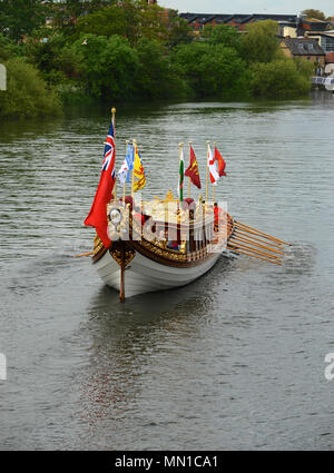 London, Großbritannien. 13. Mai, 2018. Die Queen's Barge, "Gloriana", auf der Themse während des Tudor ziehen, eine jährliche Festveranstaltung, die jedes Jahr organisiert wird an der Themse traditionelle Ruderverband (Ttra). Quelle: Michael Preston/Alamy leben Nachrichten Stockfoto