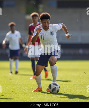 Pirelli Stadium, Burton-upon-Trent, Großbritannien. 13. Mai, 2018. UEFA U17 Europameisterschaft, Viertelfinale, Norwegen U17 s gegen England U17 s; Xavier Amaechi in England auf der Kugel Credit: Aktion plus Sport/Alamy leben Nachrichten Stockfoto