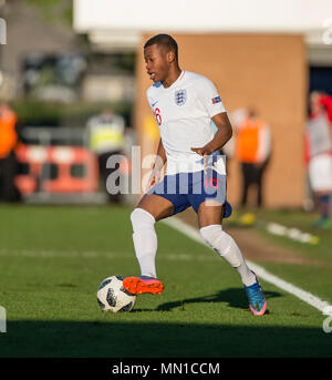 Pirelli Stadium, Burton-upon-Trent, Großbritannien. 13. Mai, 2018. UEFA U17 Europameisterschaft, Viertelfinale, Norwegen U17 s gegen England U17 s; Rayhaan Tulloch von England am Ball Quelle: Aktion plus Sport/Alamy leben Nachrichten Stockfoto