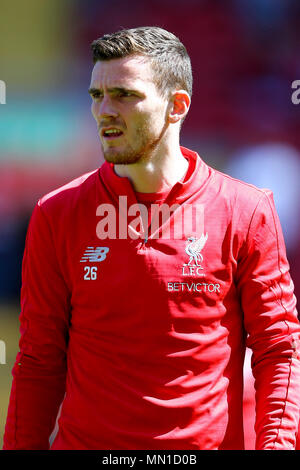 Liverpool, Großbritannien. 13. Mai, 2018. Andrew Robertson von Liverpool an schaut während der Aufwärmphase. Premier League match, Liverpool v Brighton & Hove Albion bei Anfield Stadion in Liverpool am Sonntag, den 13. Mai 2018. Dieses Bild dürfen nur für redaktionelle Zwecke verwendet werden. Nur die redaktionelle Nutzung, eine Lizenz für die gewerbliche Nutzung erforderlich. Keine Verwendung in Wetten, Spiele oder einer einzelnen Verein/Liga/player Publikationen. pic von Chris Stading/Andrew Orchard sport Fotografie/Alamy leben Nachrichten Stockfoto