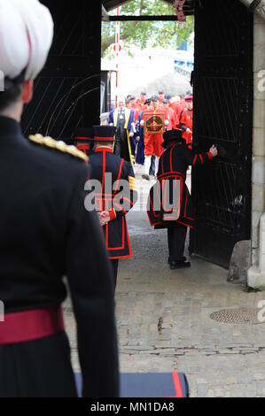 London, Großbritannien. 13. Mai, 2018. Yeoman Warders rituell Schließen des Tores von HM Tower von London wie die Stele ankommt, von HM Barge Master durchgeführt werden und die Mitglieder der Gesellschaft der Wassersportler und Lightermen. Die Stele ist ein Stück mittelalterlichen Wasserleitung aus einem ausgehöhlten Baumstamm. Er wird jährlich von den Mitgliedern der Gesellschaft der Wassersportler und Lightermen, die Aufschaltung der Königin Zeile geliefert an den Gouverneur des Turms (zur Aufbewahrung), "Gloriana", Durchführung der Stele, von Hampton Court Palace zum Turm entlang der Themse. Quelle: Michael Preston/Alamy leben Nachrichten Stockfoto