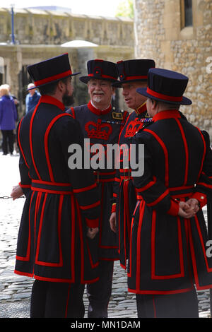 London, Großbritannien. 13. Mai, 2018. Yeoman Warders sprechen unter sich kurz vor der Verleihung des von Tela' bei HM Tower von London. Die Stele ist ein Stück mittelalterlichen Wasserleitung aus einem ausgehöhlten Baumstamm. Er wird jährlich von den Mitgliedern der Gesellschaft der Wassersportler und Lightermen, die Aufschaltung der Königin Zeile geliefert an den Gouverneur des Turms (zur Aufbewahrung), "Gloriana", Durchführung der Stele, von Hampton Court Palace zum Turm entlang der Themse. Quelle: Michael Preston/Alamy leben Nachrichten Stockfoto